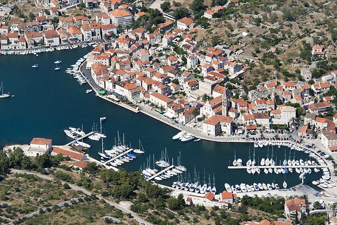 Finding a Good Sheltered Berth in Milna: A Complete Guide